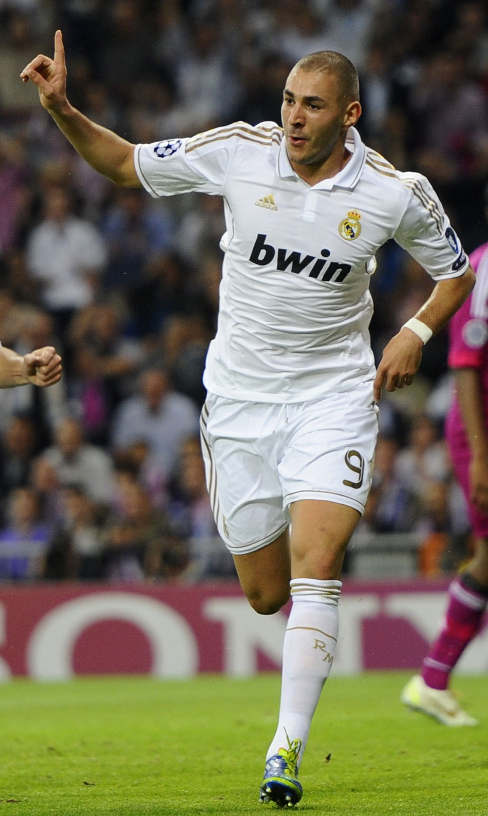 多位小球迷为詹皇唱生日歌 美媒晒13数据赞GOAT 统治最年轻最年长