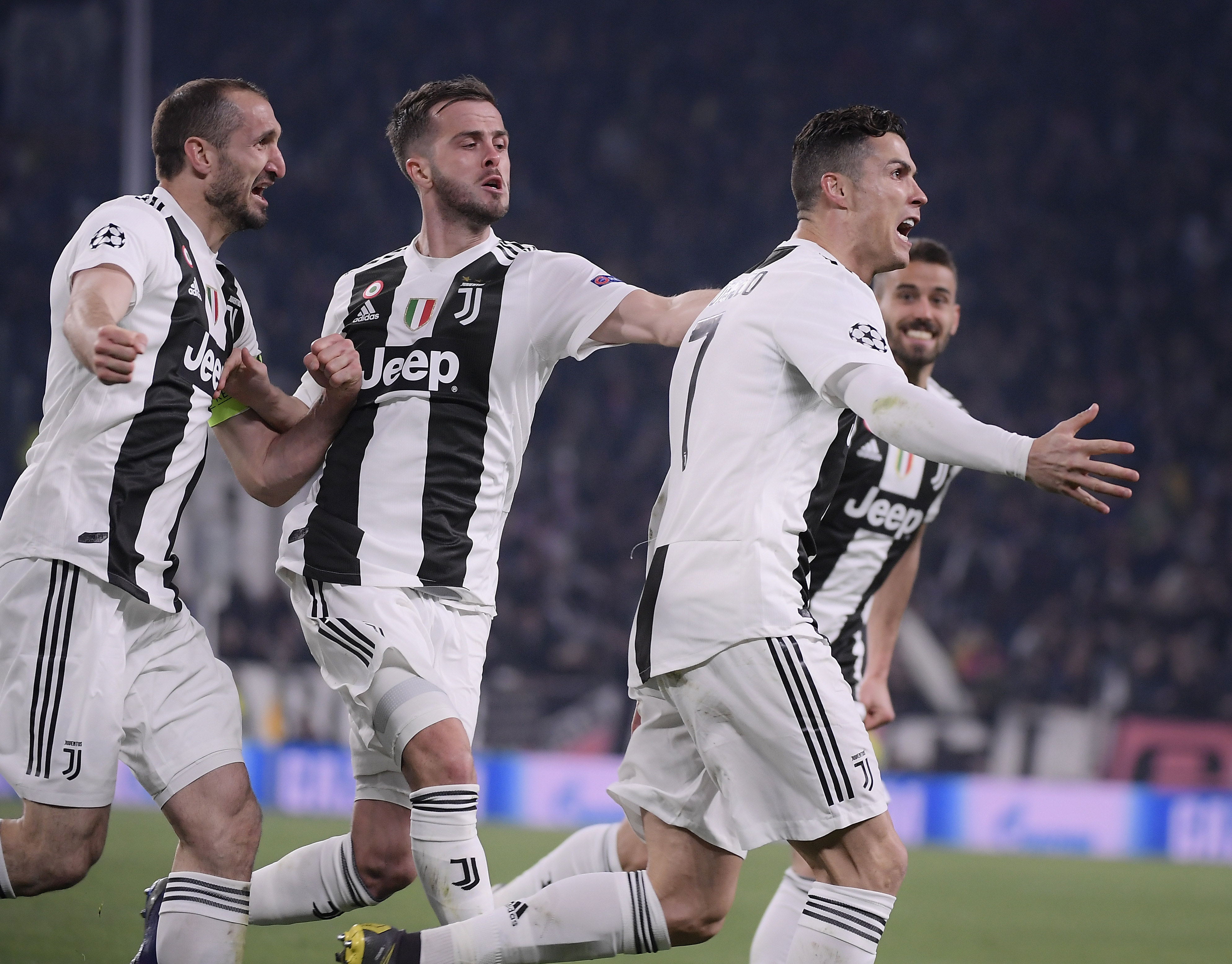 PeRo连续领跑积分榜，4AM已跌出前六，最后一日将上演五队争冠